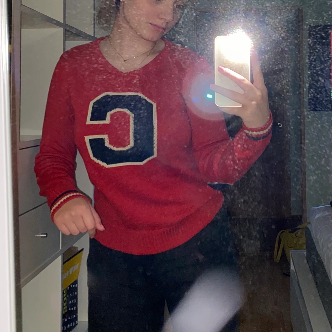 Fin stickad tröja med lappar på armbågarna (som ska vara där)