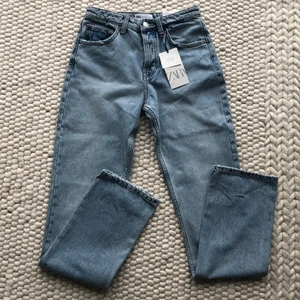 Zara jeans - Säljer dessa populära jeans från zara. Helt nya med lappen kvar, går ej att få tag på. Sista två bilderna är lånade från andra säljare på plick, den första är min egen. Spårbar frakt tillkommer på 66kr. Köp direkt pris: 600+frakt