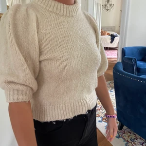 Stickat topp - Härlig och trendig stickad topp i creamvitt, storlek small 