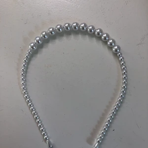 Hårband - Ett superfint hårband med vita pärlor på! Köpt för 59kr och säljer för 25kr då det endast är använt en gång!! Kontakta mig vid intessse🤍