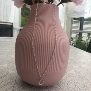 Hästsko halsband - Ett superfint halsband med en hästsko berlock. Halsbandet är gjort av mig och såklart aldrig använt. Om ni är intresserade av flera av mina produkter så kan det postas tillsammans för att slippa frakten på ena köpet. Köp över 100kr är gratis frakt!💞 Glossy.shop.se på instagram🌸