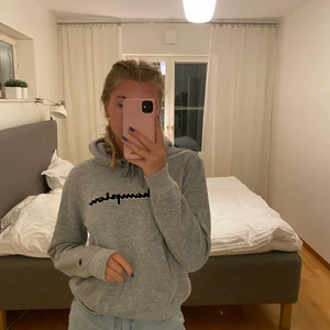 Grå Champion Hoodie - Skön o snygg hoodie från champion. Använd fåtal gånger❤️❤️ 
