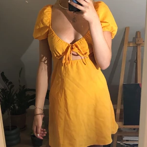 Gul klänning  - Söt gul klänning från HM. Aldrig använd då jag har för många klänningar. Väldigt skön och sitter där den ska💛