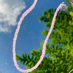 pärlat halsband med rosa pärlor , passar till många andra halsband och outfits 🦋