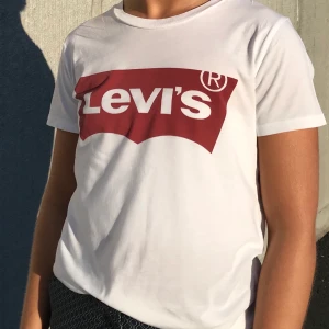 T-shirt Levis - Vit t-shirt från Levis i storlek xs. Knappt använd 