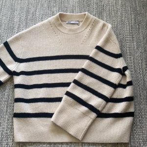 Randig Stickad tröja  - Jättefin stickad tröja ifrån Zara, helt slutsåld. Tröjan är i storlek S men funkar även som M. Har nästan inte kommit till användning eftersom jag känner att jag inte passar i dessa typer av kläder. Ej nopprig, tvättats 1 gång. Jättefint skick! 
