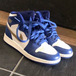 Jordan 1 - Säljer mina Jordan 1s till rätt pris. Aningen creasade men annars är de superfina. Mörkblå färg med ett guldigt nikemärke. Storlek 36,5. Köparen står för frakt. Hör av dig om det finns frågor!🤍