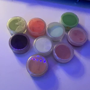 Akrylfärget - Jag har gjort eget akrylpulver och nu säljer jag de eftersom jag ska börja använda ni polygel istället, de kostar 5kr styck. Ni betalar frakt tyvärr