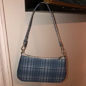 blå rutig väska - frakt ingår i pris! sjukt gullig väska som endast är använd en gång. praktisk med tre fack på insidan, varav en av dem har dragkedja:) 