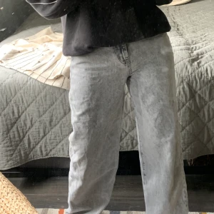 Jeans - Super söta gråa jeans från bershka. Köpta från asos för ett halvår sen knappt använda. Jätte mjukt och fint jeans material, superbrkväma. Jag säljer dom för att de inte riktigt är min stil längre.