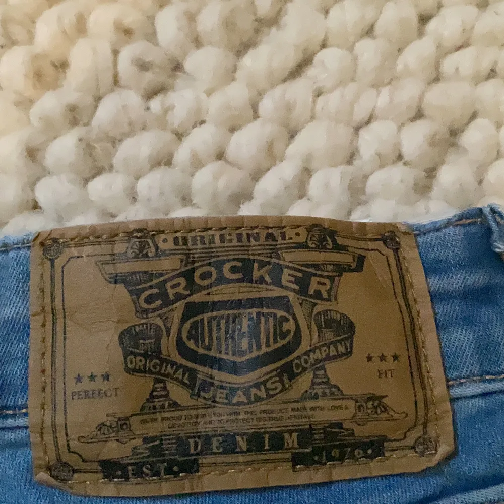 Jag säljer ett par jeans som jag använt mycket det senaste året tills dom blev för små🌸säljer för 70kr+frakt. Jeans & Byxor.