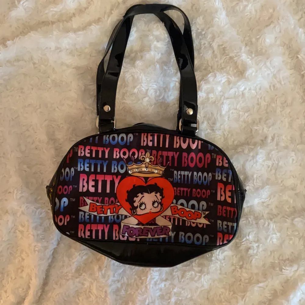 Så fin Betty Boop väska💓 pyttelite smutsig på hennes ansikte annars i toppskick💓. Väskor.