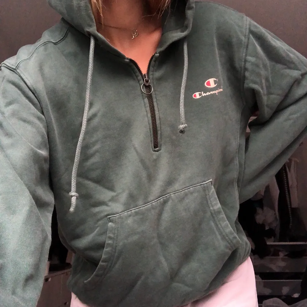 Grön champion hoodie med zip up <3  frakt tillkommer . Hoodies.