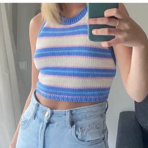 Zara stickad topp - Jättefin slutsåld stickad topp ifrån Zara säljer då den inte kommer till användning. Buda i kommentarerna eller KÖP DIREKT FÖR 350kr