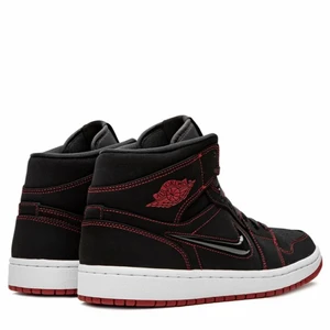 Air Jordan 1 Mid fearless  - Köpta för några månader sen , har endast använt de 4 gånger då de inte direkt är min stil!! ORD PRIS: 5399kr , MITT PRIS: 2999kr ( kan diskuteras vi snabb affär ) , come fly with me jordans !! De är i storlek 43 men jag har storlek 40-41 och de är lite stora men inget man märker såå basically passar de från stl 40-43 !! 