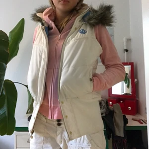 Adidas väst  - Sjukt snygg vit väst från adidas jag köpt här på Plick! Med avtagbar luva. 
