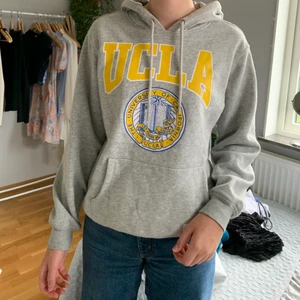 Basic hoodie från hm - Grå med gult tryck på, väldigt skön innanför 