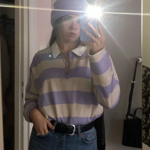 Monkitröja - Randig lila och vit tröja med halv dragkedja och krage. Så snygg men används inte längre. Har använt den ca 3 gånger. Har en likadan i helsvart också om någon är intresserad.💓