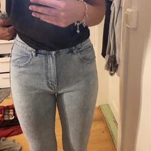 Blåa jeans  - Blåa jeans från bull&bear köpta på ASOS för 2 år sedan, aldrig använda 