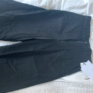 Jeans - Svarta vida jeans från Zara, aldrig använda. 