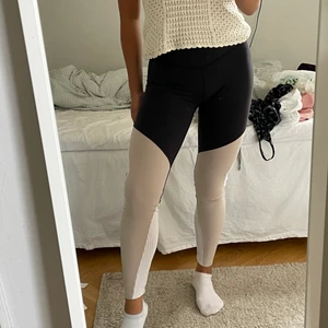Träningstights - Snygga och as sköna tränings leggings från Reebok. Använda max 3 gånger, därav fint skick! Kan mötas upp i Sthlm/posta. Fraktkostnad tillkommer 66kr