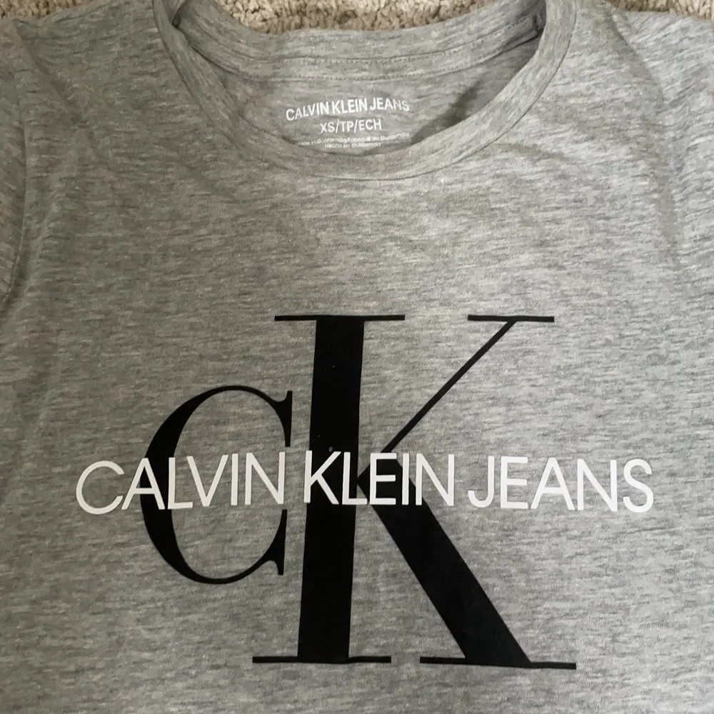 Oanvänd Calvin Klein t-shirt i storlek XS. T-shirts.