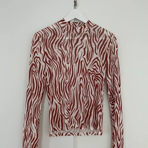 Superfin top i zebra mönster  - Säljes pga kommer tyvärr ej till användning :( endast använd 1 gång! 