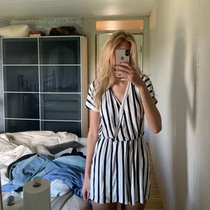 Jumpsuit  - Säljer pga flytt. Nästan helt oanvänd därav väldigt bra skick. Frakt tillkommer. 🌼