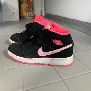 Jordans air 1 mid - Säljer dessa skor som köptes från Zalando för ca 900 kr förra hösten. De är inte använda mycket och i fint skick, såklart kan de tvättas innan köp☺️ kontakta mig gärna vid frågor!💜