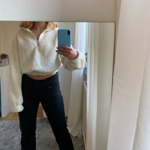 Teddyfleece tröja - Säljer den här mjuka teddyfleece tröja från ginatricot då den inte kommer till användning. Den är en aning croppad men har ett resårband i midjan så man kan bestämma själv hur högt upp tröjan ska sitta. Den är i fint skick och perfekt till hösten och vintern💓💓
