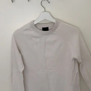 skön vit stickad tröja - mer info, dm