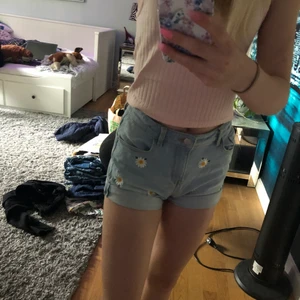 Shorts - Somriga shorts med blommor på🌻 köpta på Lindex. Finns några få fläckar på vänster bakficka men inget man lägger märke till☺️ storlek 146-152 men passar mig i xs.