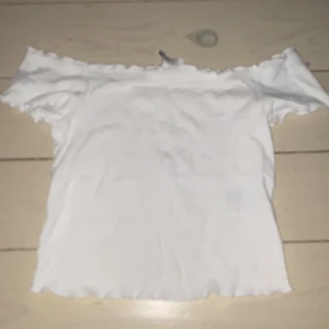 Hm vit off shoulder topp - Väldigt bekväm och gullig topp från H&M. Räfflade kanter och silikon inuti tröjan så att den inte glider ner, skriv för fler bilder ❤️