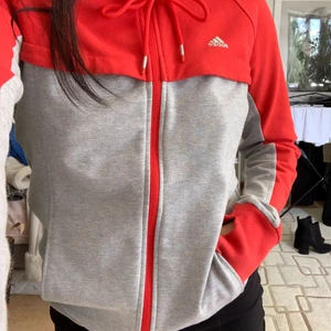 Adidas huvtröja med dragkedja  - Huvtröja från adidas med dragkedja och snöra i huvan. 