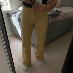 Gula jeans - Säljer mina sjukt fina gula jeans från märket Carin Wester! Nypris 599kr och är använda 2 gånger, skicka vid intresse💛💛💛