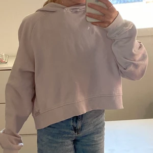 Ljus lila croppad hoodie - Ljus lila croppad hoodie mycket använd men bra skick ny pris 150kr säljs för 70
