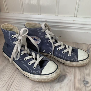 Converse skor - Ett par blåa converse som inte har kommit till användning så drf jag säljer jag dom nu! Dom är i bra skick, isf är det sulan som är lite smutsig😊😊 skicka vid intresse❤️‍🔥❤️‍🔥❤️‍🔥