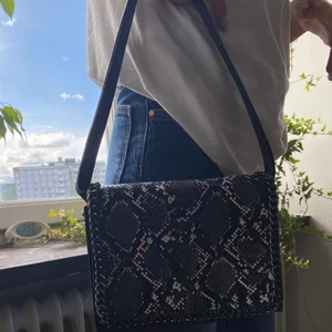 Fake ormskinnväska  - Snygg ormskinnsväska med reglerbara band!