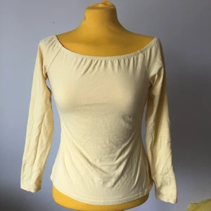 Gul söt tröja - Kan vara on- och off shoulder 