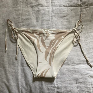 Bikinitrosor  - vita & beiga bikinitrosor från Lindex, helt oanvända, storlek s, köparen står för frakt