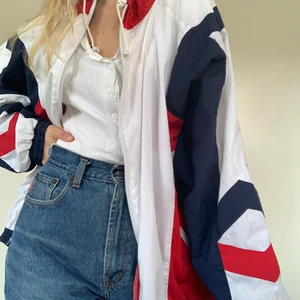 Sportig retrojacka - Retrojacka i mycket tunt tyg. Storlek M