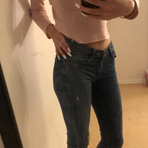 Blå jeans storlek 152 - Fina jeans med vit detalj på en sida vid knäna