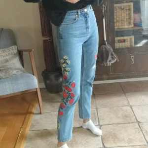 Monki jeans med broderier  - Lite stora I midjan, är xs själv men de har funkat jättebra med ett skärp. De har en liten bristning vid en av skärphylsorna bak men det är ingenting som jag stört mig på. Originalpris 400 kronor. 