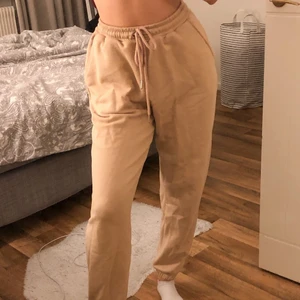 Begie Mjukisbyxor - Säljer mina mjukisbyxor från Madlady då de var större i storleken än vad jag trodde. Har använt dessa en eller två gånger. Är i storlek XS men skulle gissa på att de passar bättre på dig som har storlek S/M, eller gillar en pösigare modell. Nypris 400kr