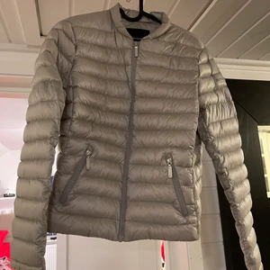 Peak performance jacka - Jackan är knappt använd och är i mycket bra skick. Färgen är en blandning mellan grå och beige. 