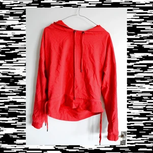 Kappa tröja - Kappa tröja med loggan på ett svart band ner för armen. Fint skick ❤️😊 köparen står för halva frakten