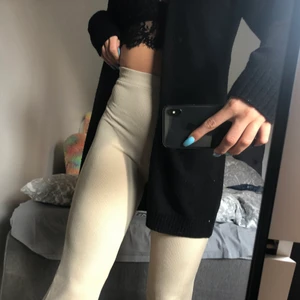 Byxor från Zara - Säljer ett par jätte sköna byxor från zara i st:36. De är väldigt stretchiga och endast använd ett par fåtal gånger. 