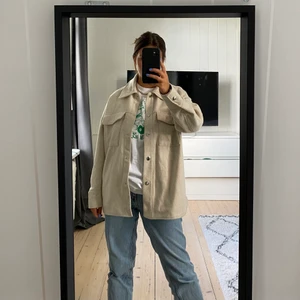 Filtjacka  - Biege filtjacka från monki, jag är 167 cm om det hjälper. Priset går att diskutera vid snabb affär!