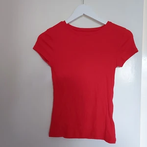 Röd T-shirt, strl: XS - Röd T-Shirt, köpt från Newyorker, har används några gånger