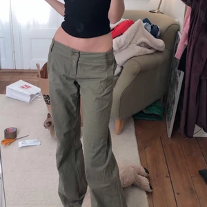 Cargopants - Gröna ”cargopants”. 45% linne! Insydda i midjan för att passa mig som är 34. OBS att jag aldrig sytt innan. Originalstorleken är 38. Det går att ta bort stygnen. Dom är lite fransiga längst ner pga rätt långa på mig.              Jag rekommenderar att man är en storlek 38 och tar bort stygnen för bästa passform. 